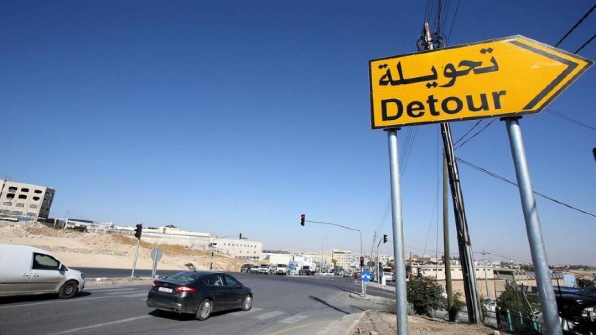 شاخصة مرورية لتحويلة في أحد شوارع المملكة