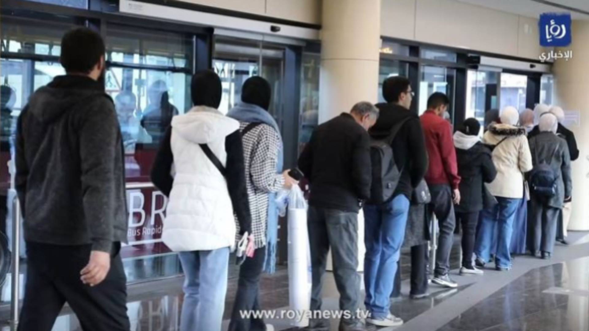 أشخاص ينتظرون ركوب الباص سريع التردد