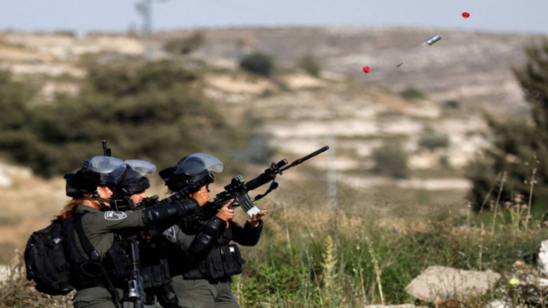 عناصر من قوات الاحتلال يطلقون الرصاص المعدني المغلف بالمطاط صوب فلسطينيين