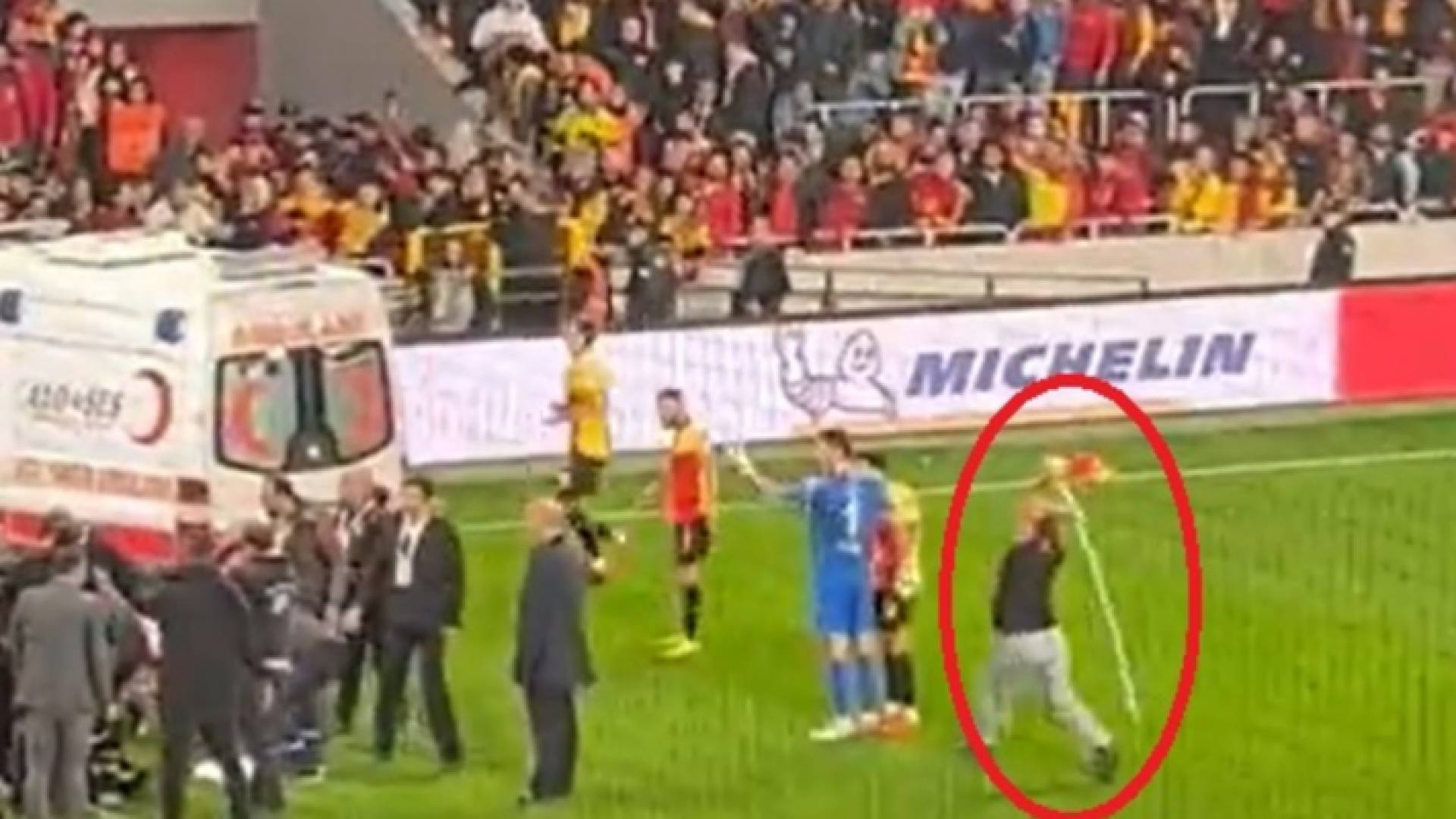 مشجع يضرب حارس مرمى