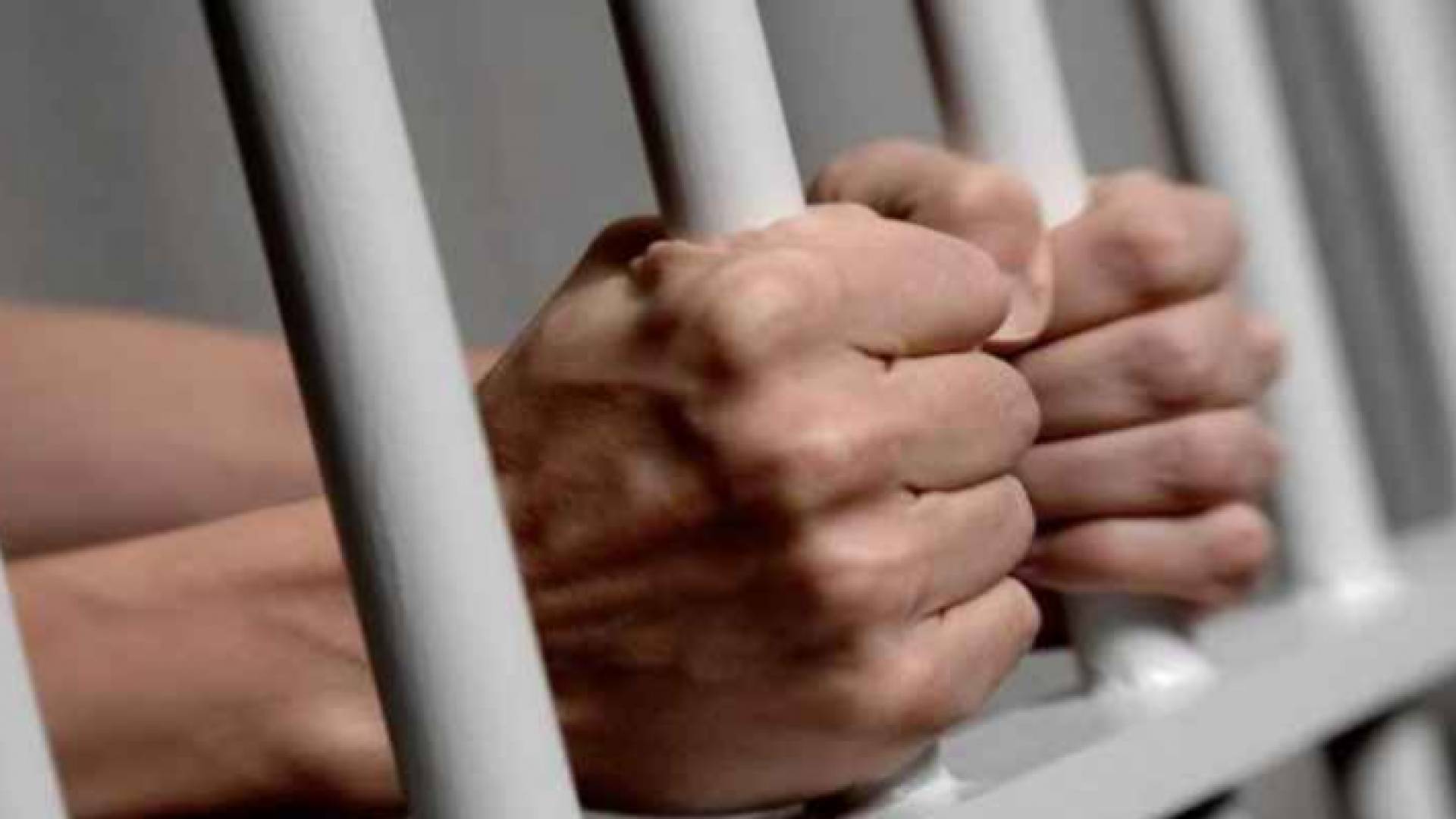 سجين خلف القضبان - تعبيرية