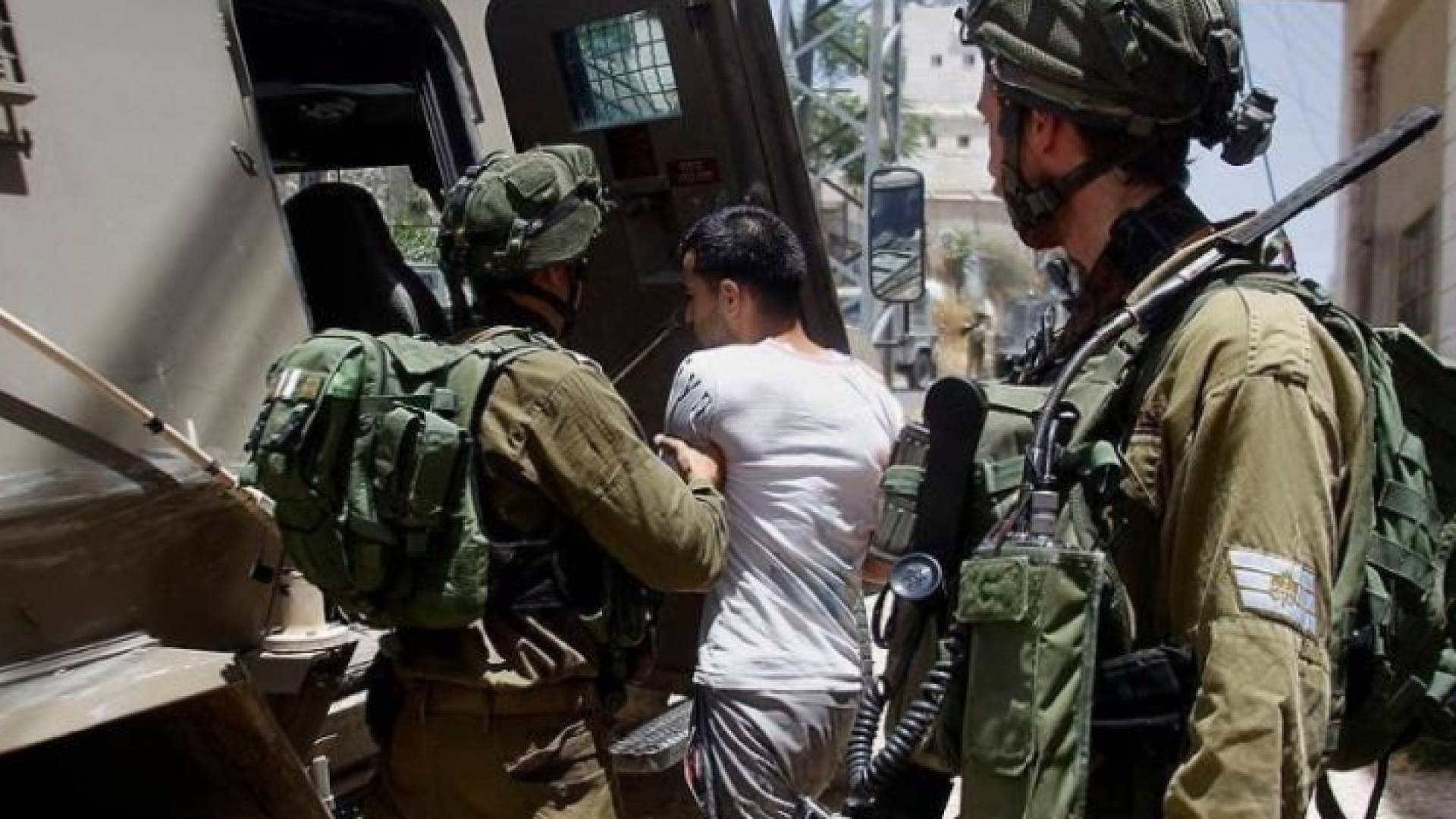 قوات الاحتلال تعتقل فلسطينيا - ارشيفية