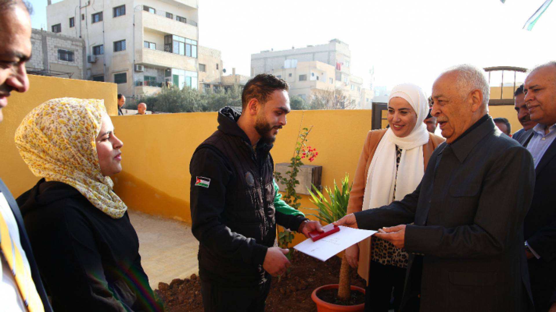 رئيس الديوان الملكي يوسف العيسوي أثناء تسليم أحد الأسر العفيفة مسكنها