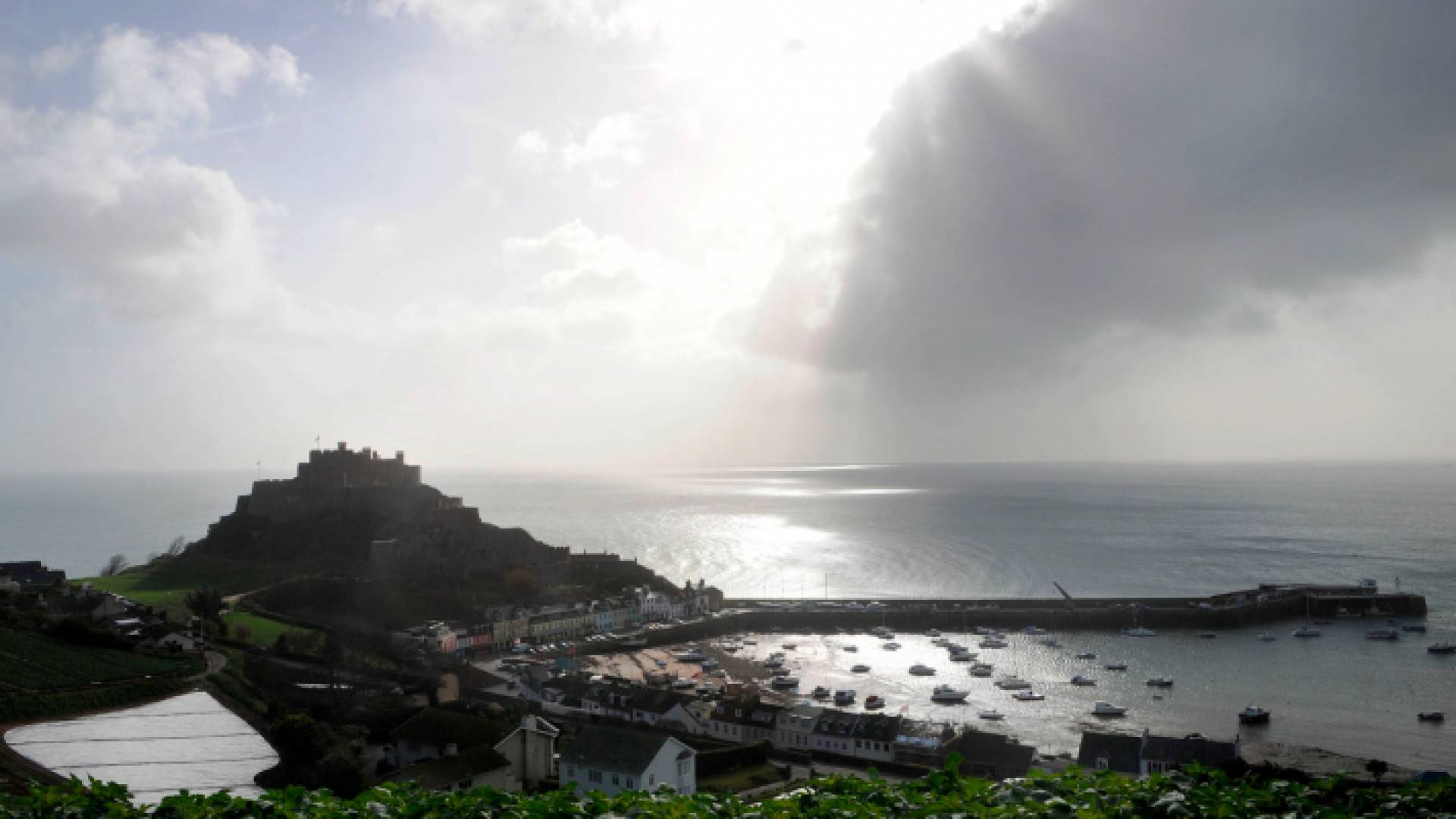 دخان متصاعد من مكان انفجار المبنى السكني في جزيرة جيرزي