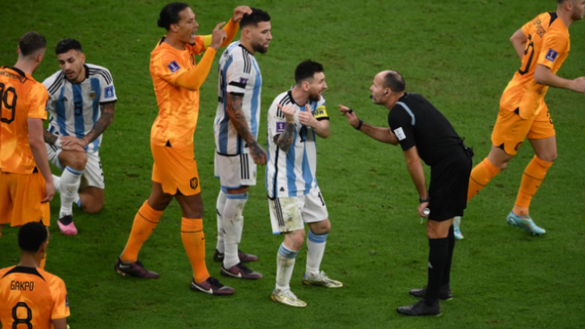 خلال مباراة الأرجنتين وهولندا