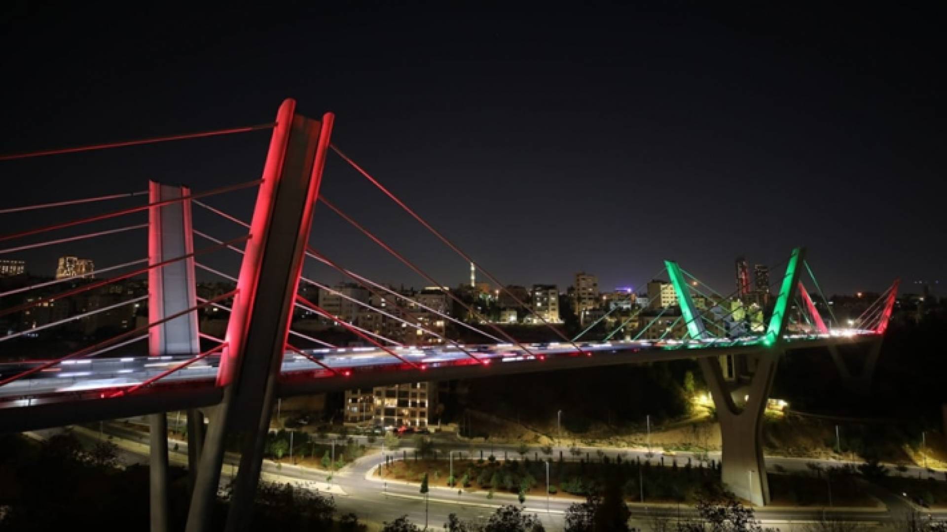 أمانة عمان تضيء جسر عبدون بألوان علم المغرب