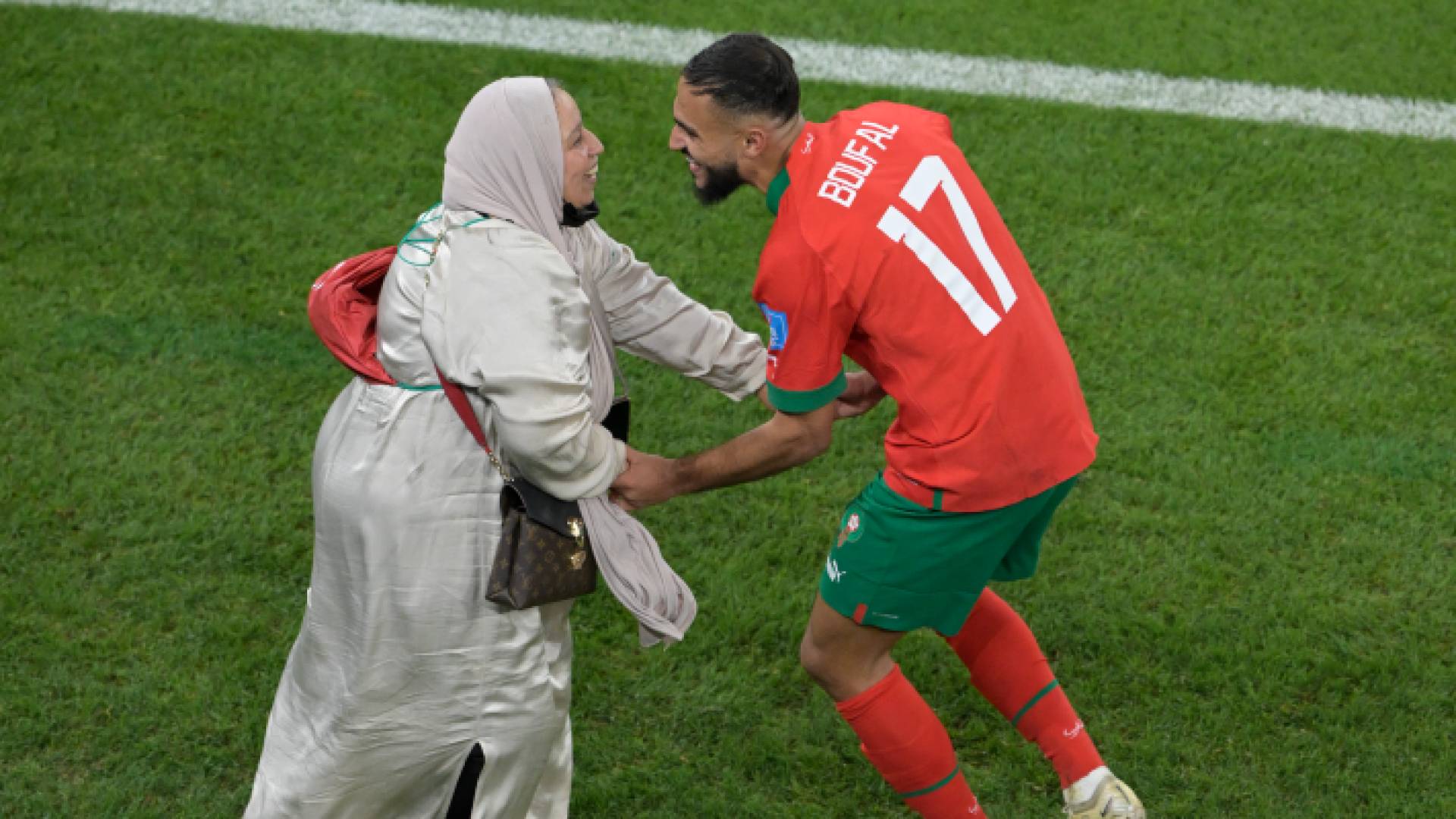 لاعب المنتخب المغربي سفيان بوفال يحتفل مع والدته بعد تأهلهم لنصف نهائي كأس العالم