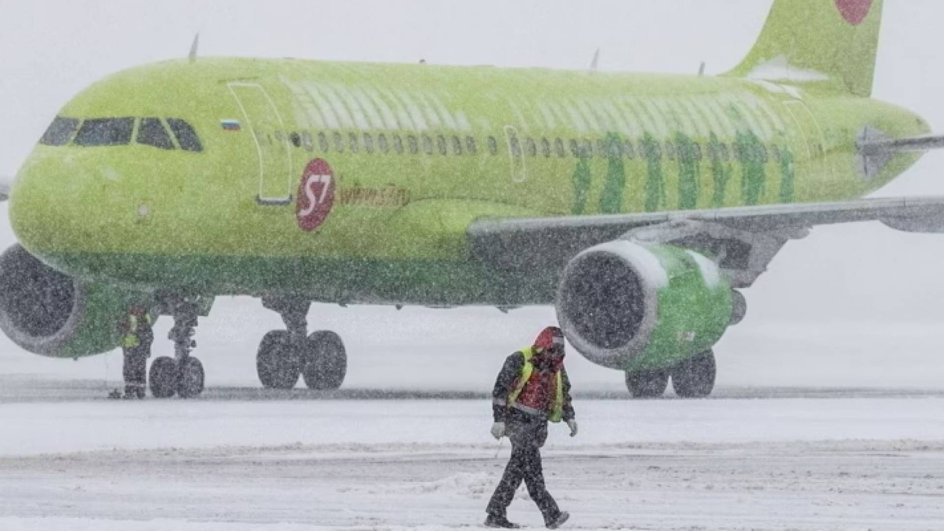 طائرة في مطار موسكو - أرشيفية