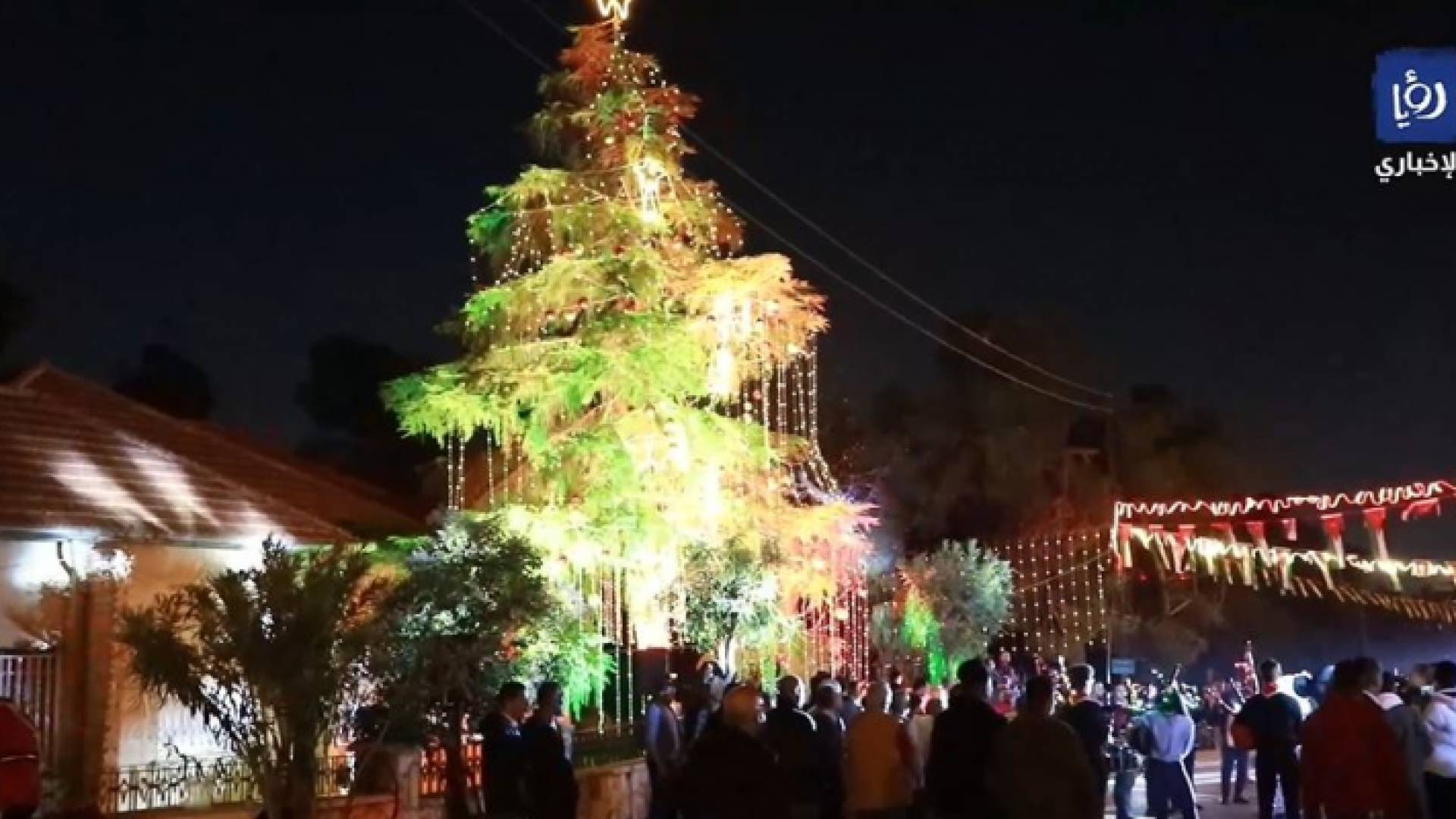 إضاءة شجرة عيد الميلاد في مدينة الحسين للشباب