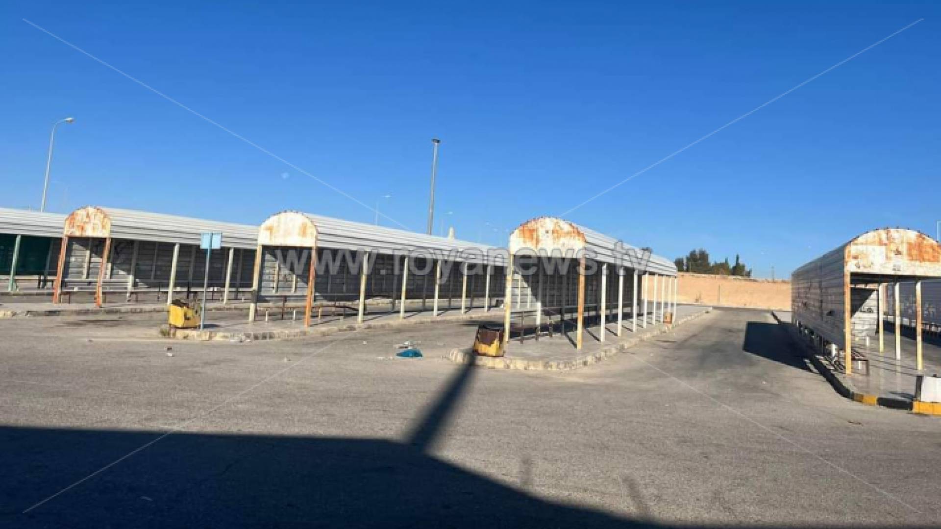 موقف الحافلات في الجامعة