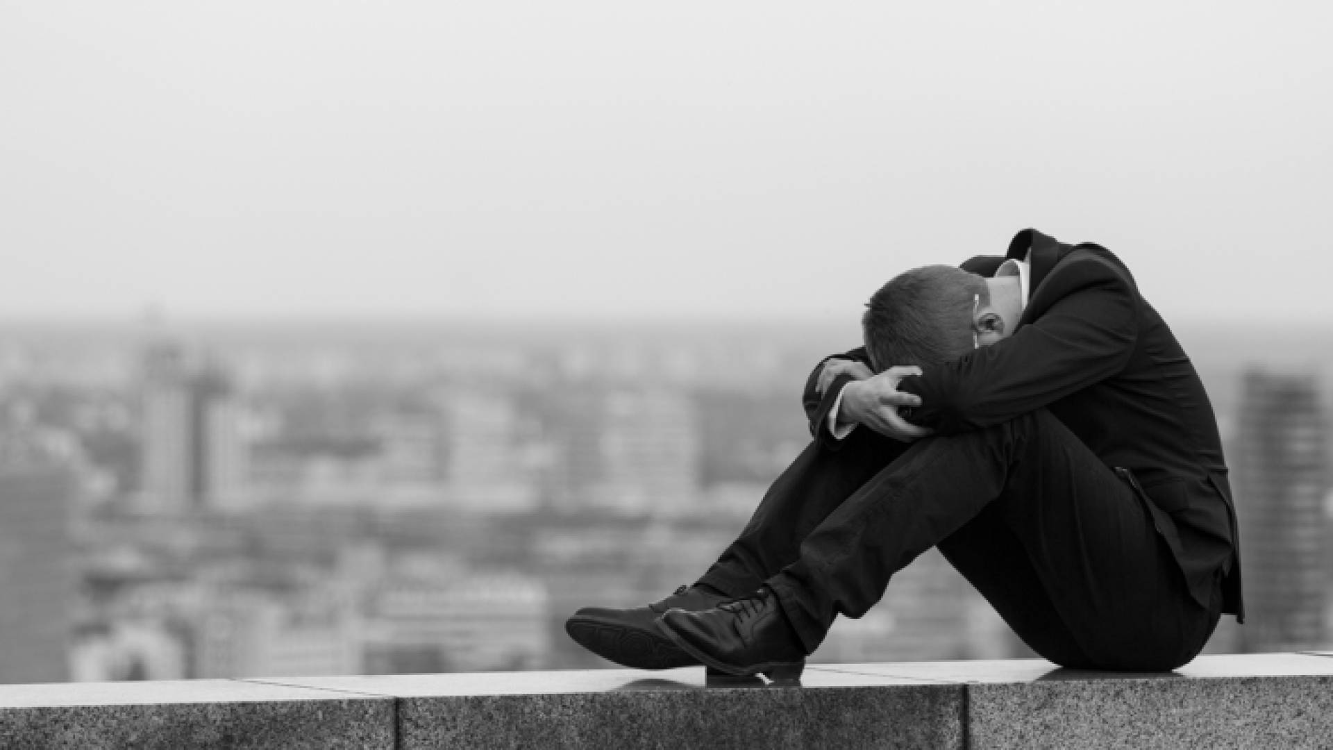 شاب مكتئب - تعبيرية