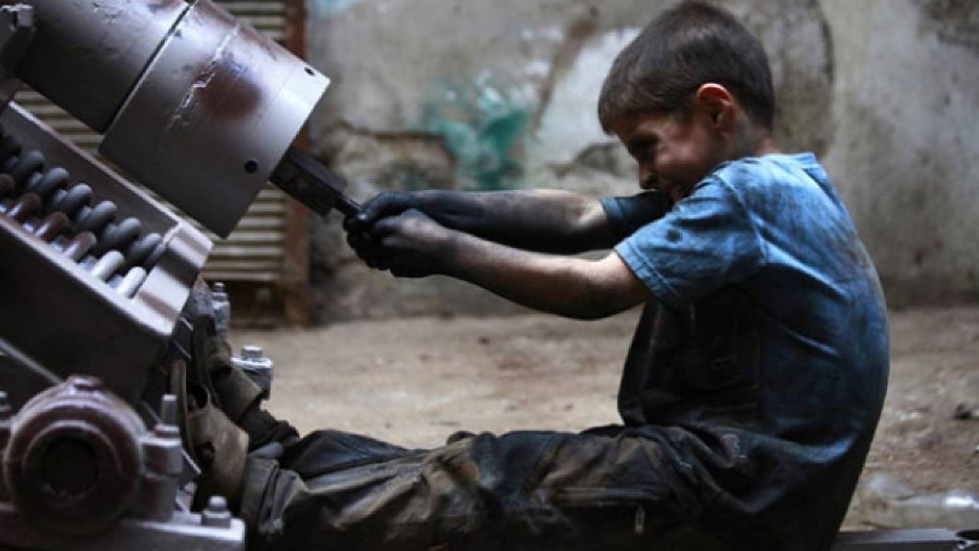 طفل يعمل في ورشة إصلاح سيارات