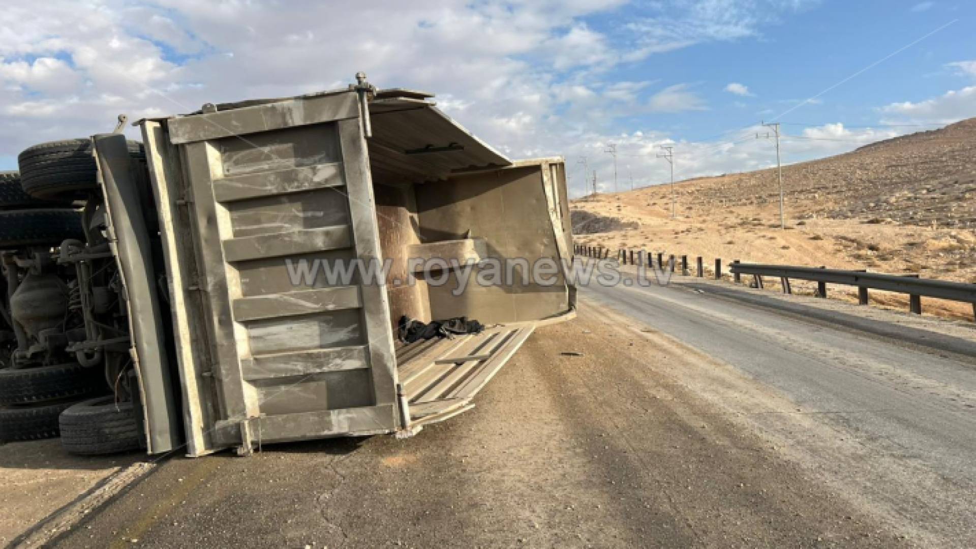 الشاحنة عقب التدهور والانقلاب