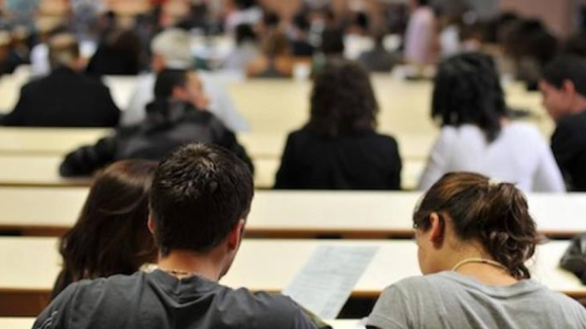 صورة توضيحية لطلبة جامعيين في إحدى المحاضرات