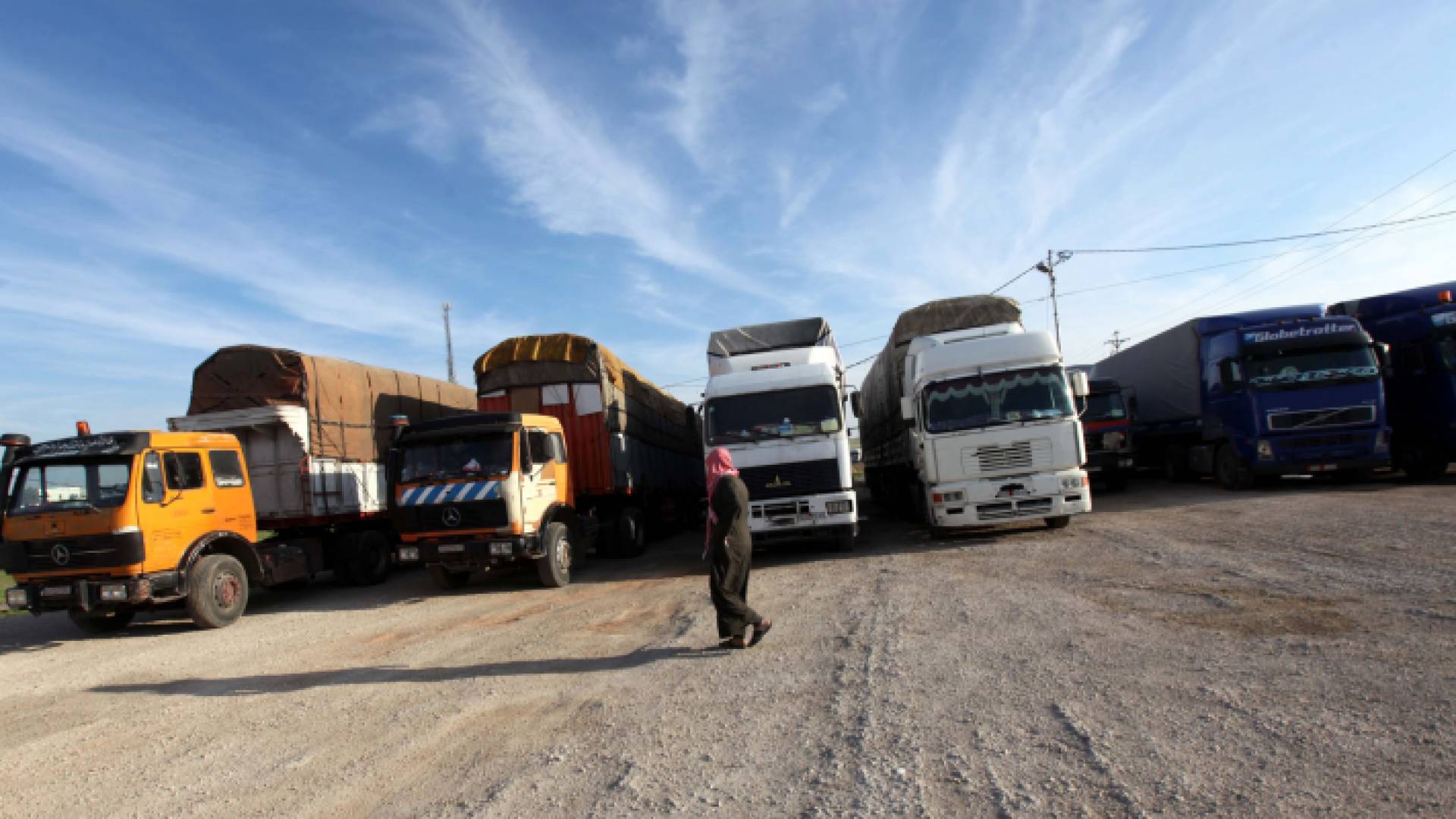 صورة أرشيفية من إضراب سائقي الشاحنات نتيجة ارتفاع أسعار المحروقات في الأردن