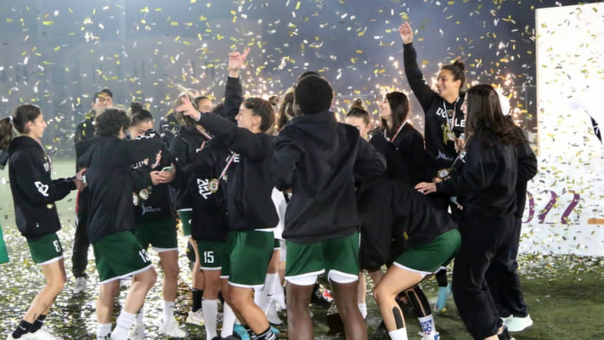 لاعبات نادي الأهلي في أثناء تتويجهن بكأس الأردن لكرة القدم