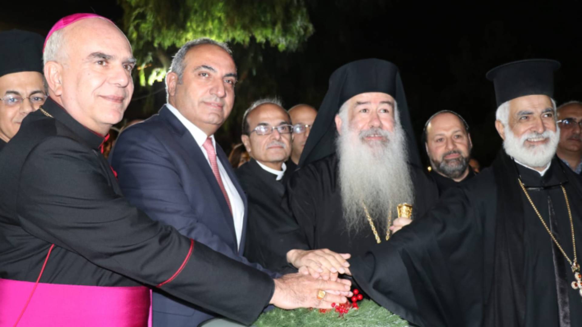 جانب من إضاءة شجرة عيد الميلاد قرب جسر عبدون