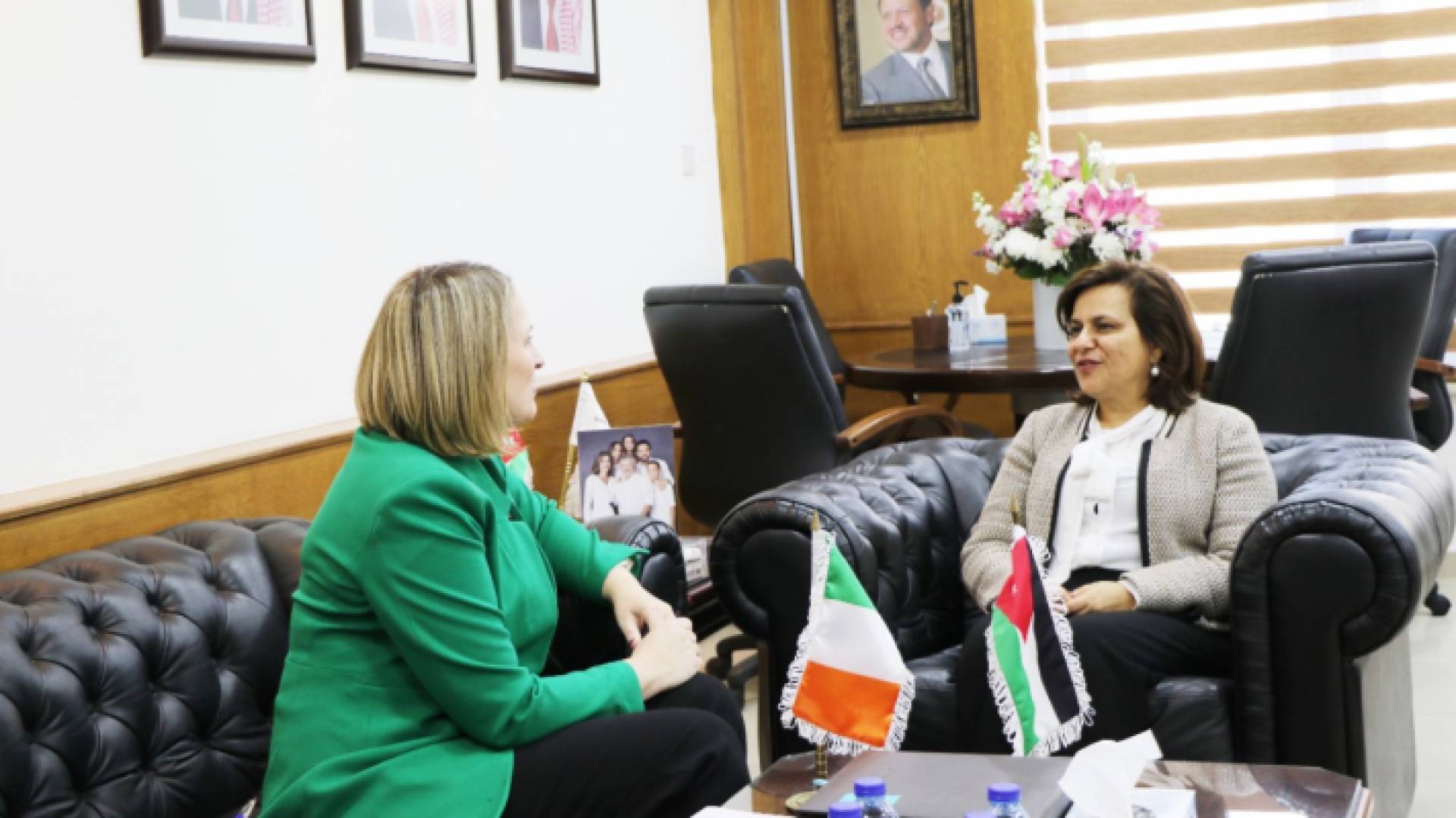 وزيرة الاستثمار خلود السقاف والسفيرة الإيرلندية في عمان ماريان بولجر