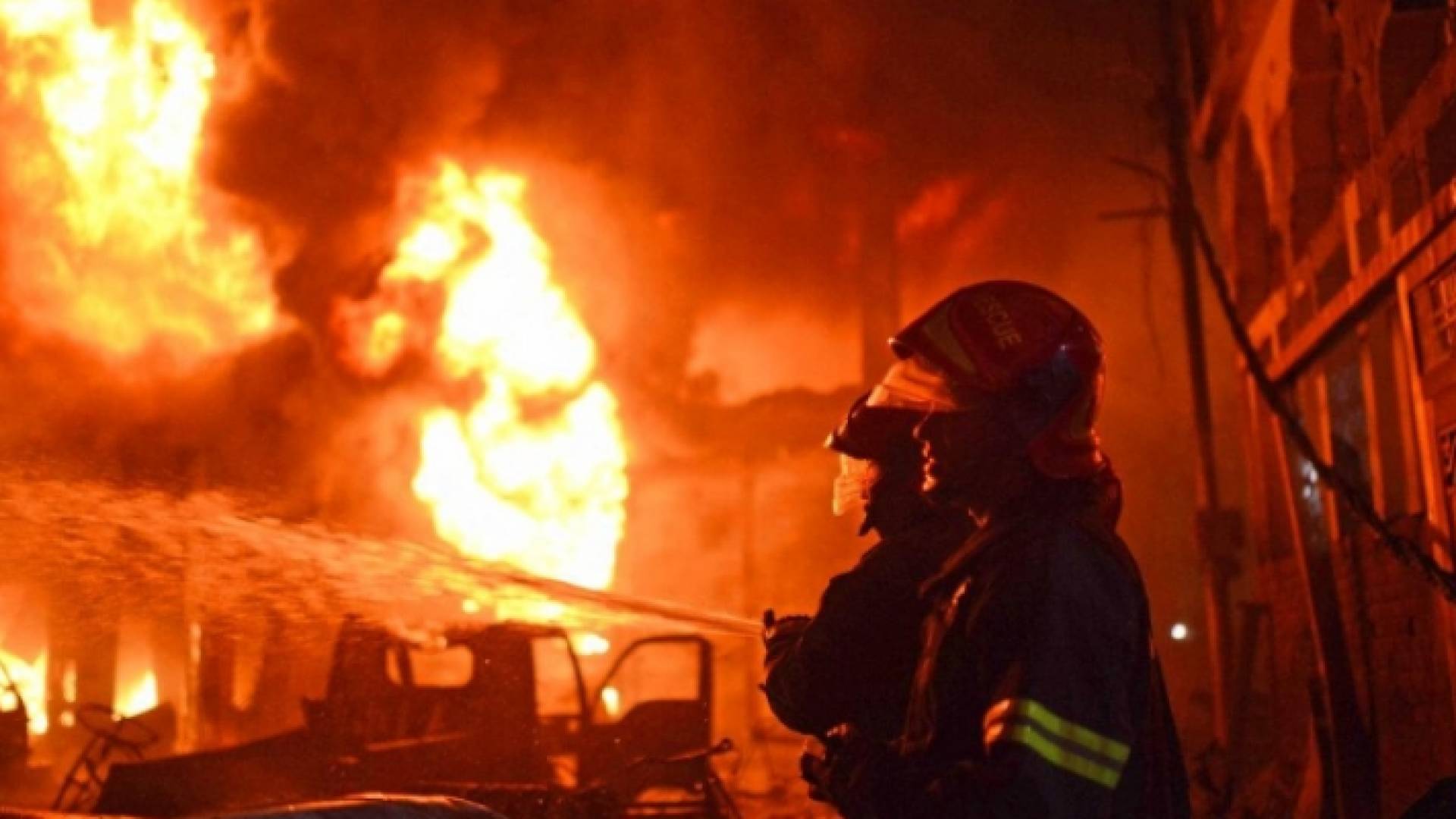 عناصر من الدفاع المدني أثناء إخماد حريق - أرشيفية