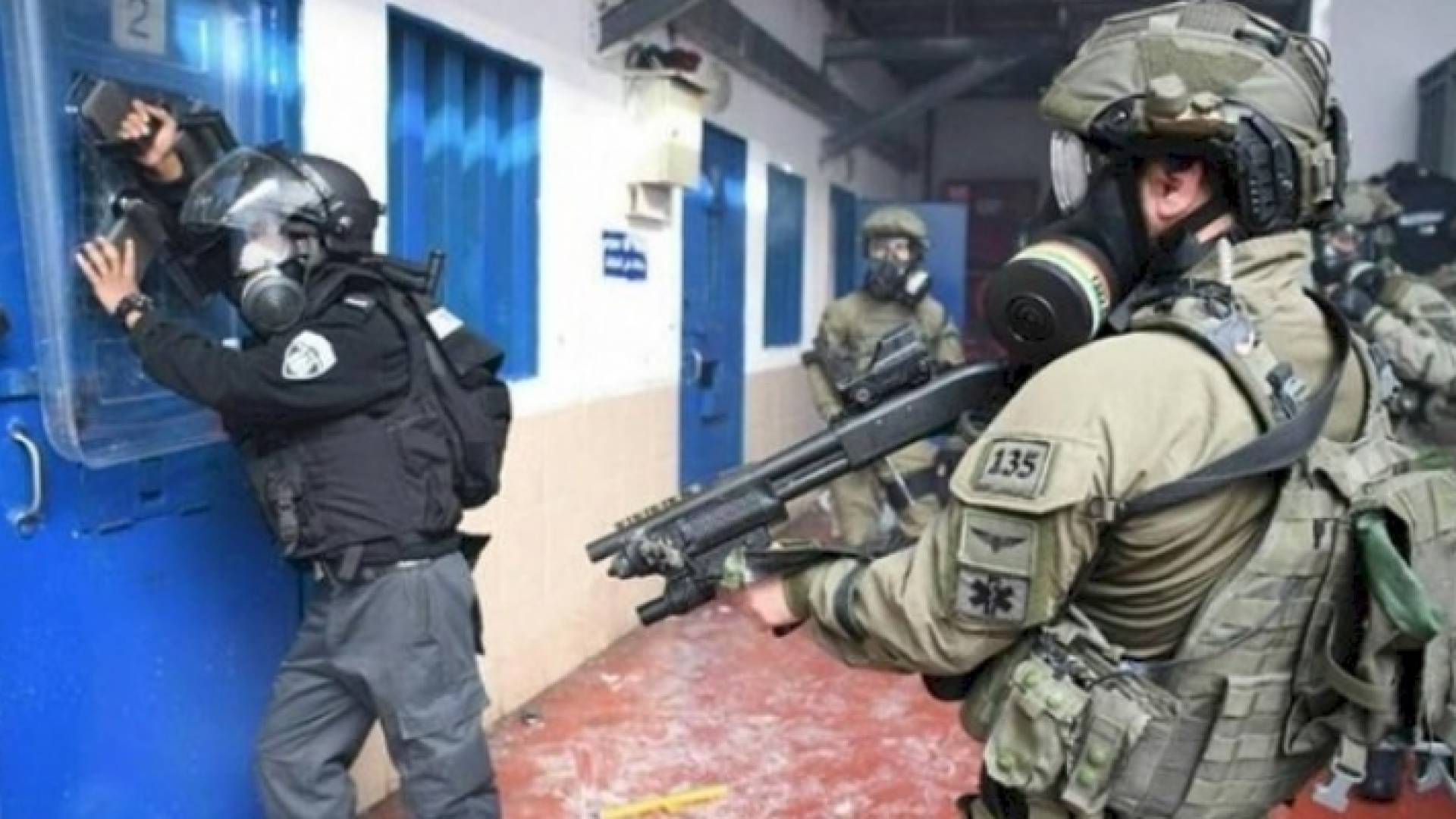 عناصر من قوات الاحتلال أثناء اقتحام أحد سجونها