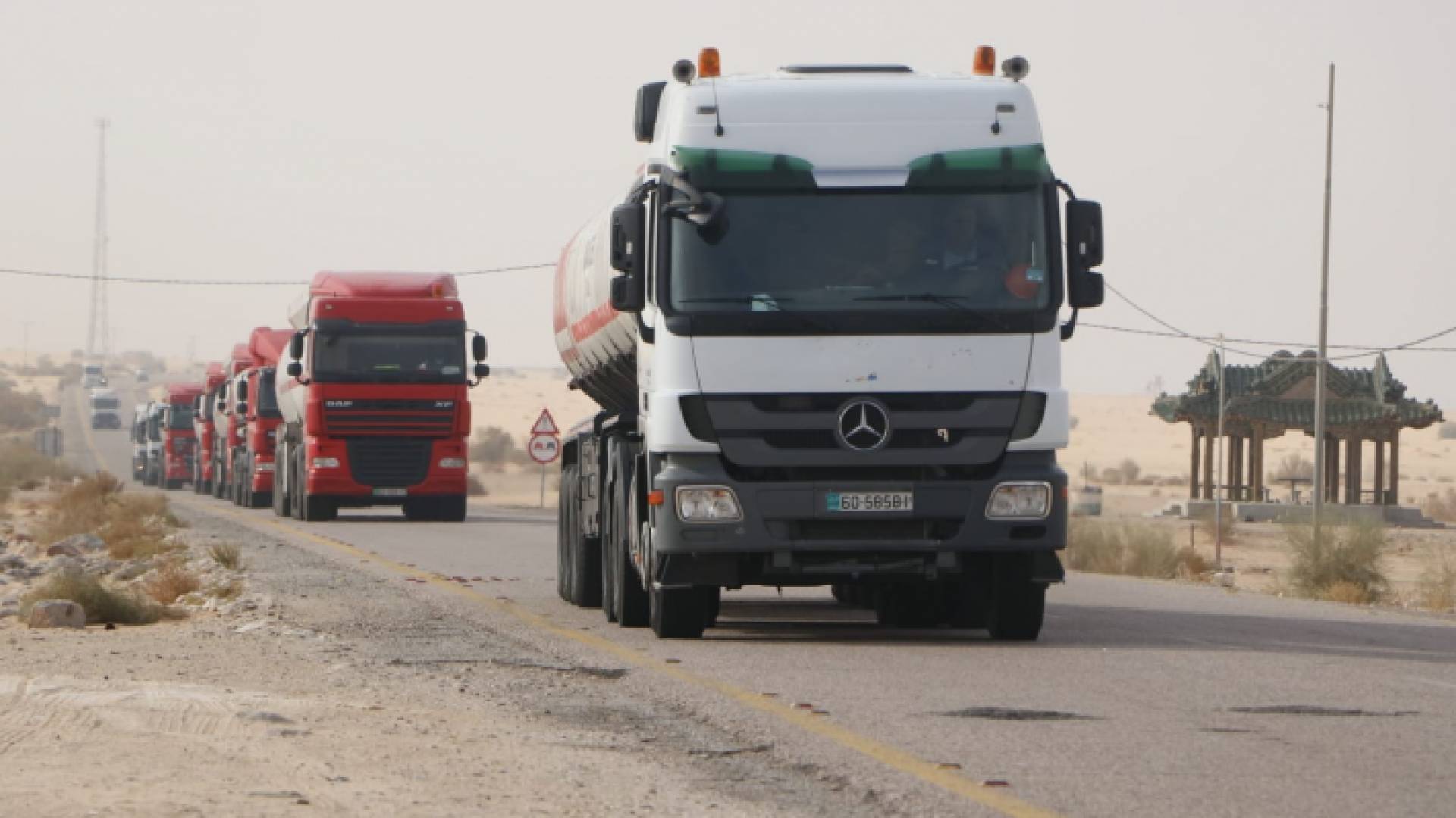 شاحنات تستأنف عملها