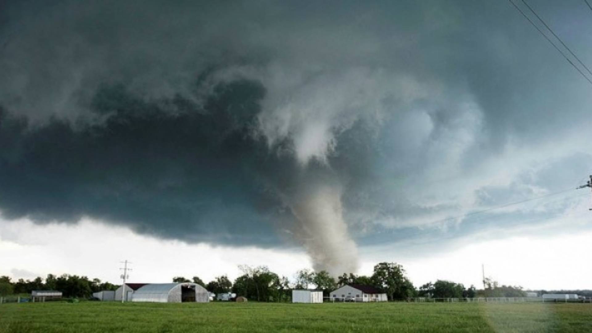 إعصار يجتاح إحدى الولايات في أمريكا