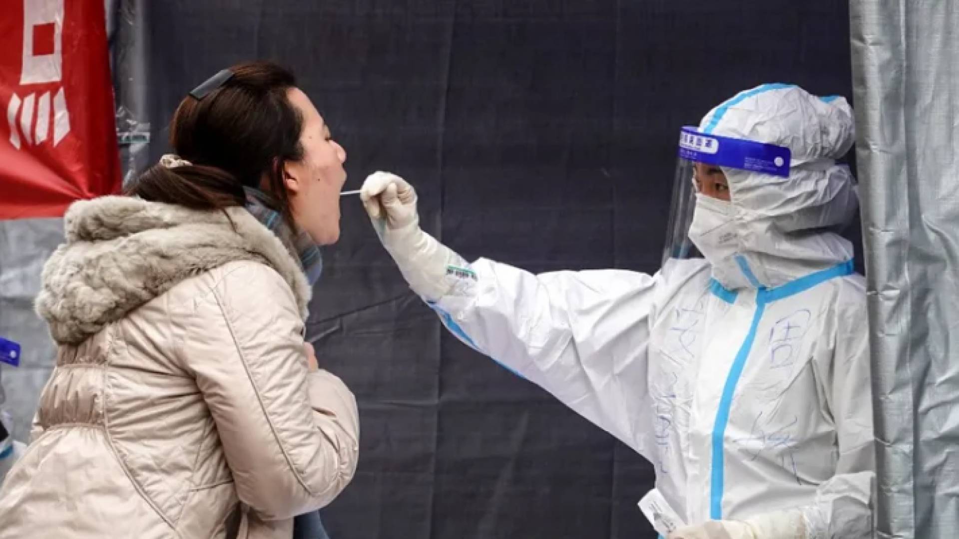 فحص كورونا لأحد الأشخاص في الصين