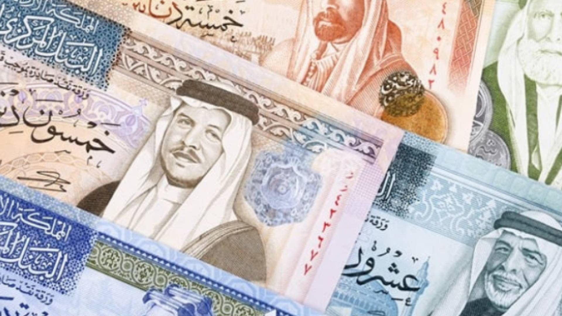 عملة ورقية أردنية من فئات مختلفة