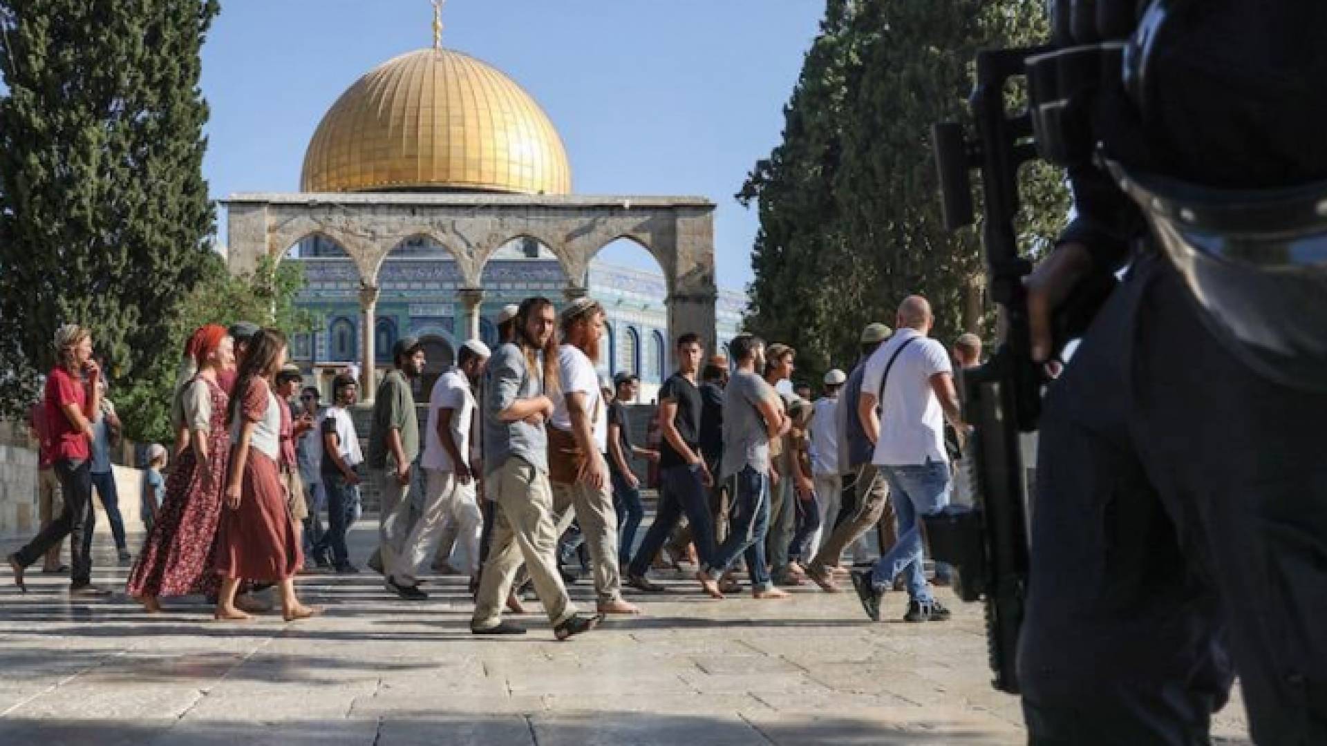 مستوطنون يقتحمون باحات المسجد الأقصى