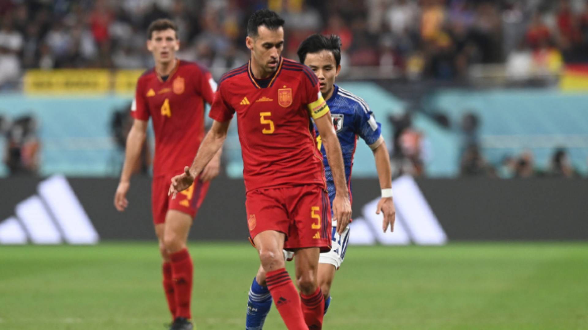 الإسباني سيرجيو بوسكيتس في مباراة فريقه أمام اليابان في بطولة كأس العالم