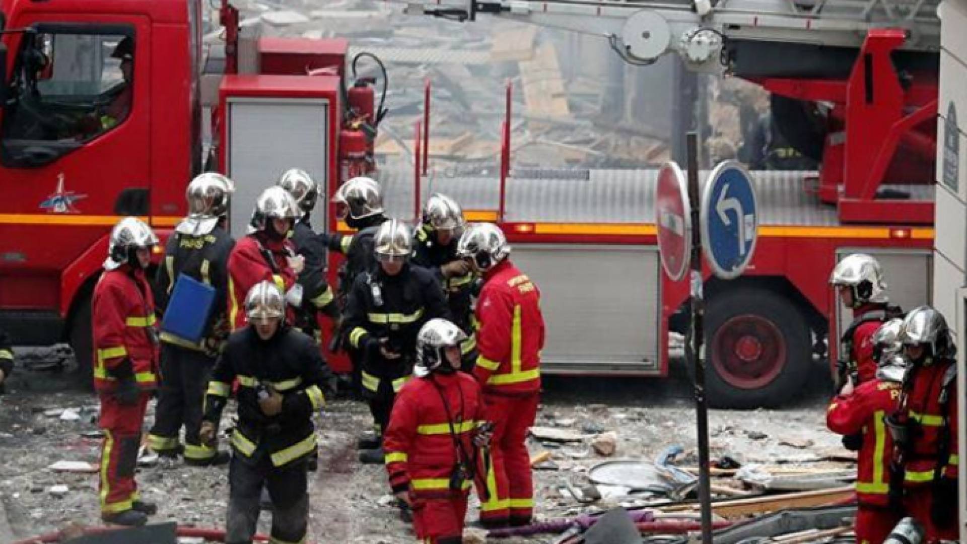 رجال الإطفاء أثناء إخماد حريق في فرنسا - أرشيفية