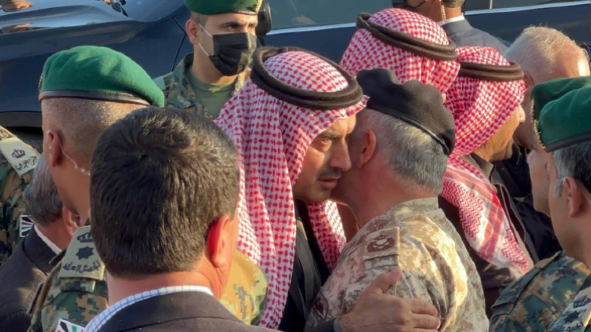 الملك يزور بيت عزاء الشهيد العقيد عبد الرزاق الدلابيح ويقدم واجب العزاء