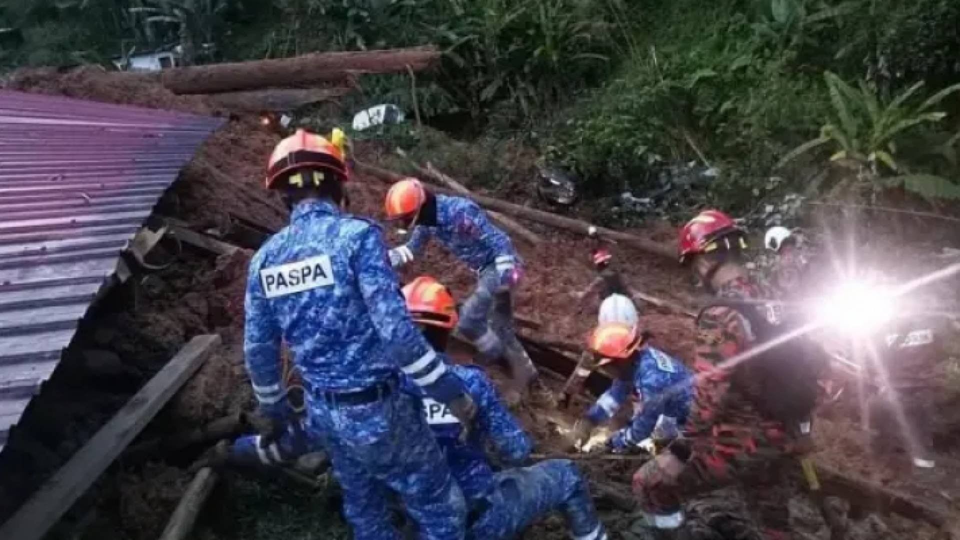 فرق الإنقاذ أثناء التعامل مع انهيار أرضي في ماليزيا