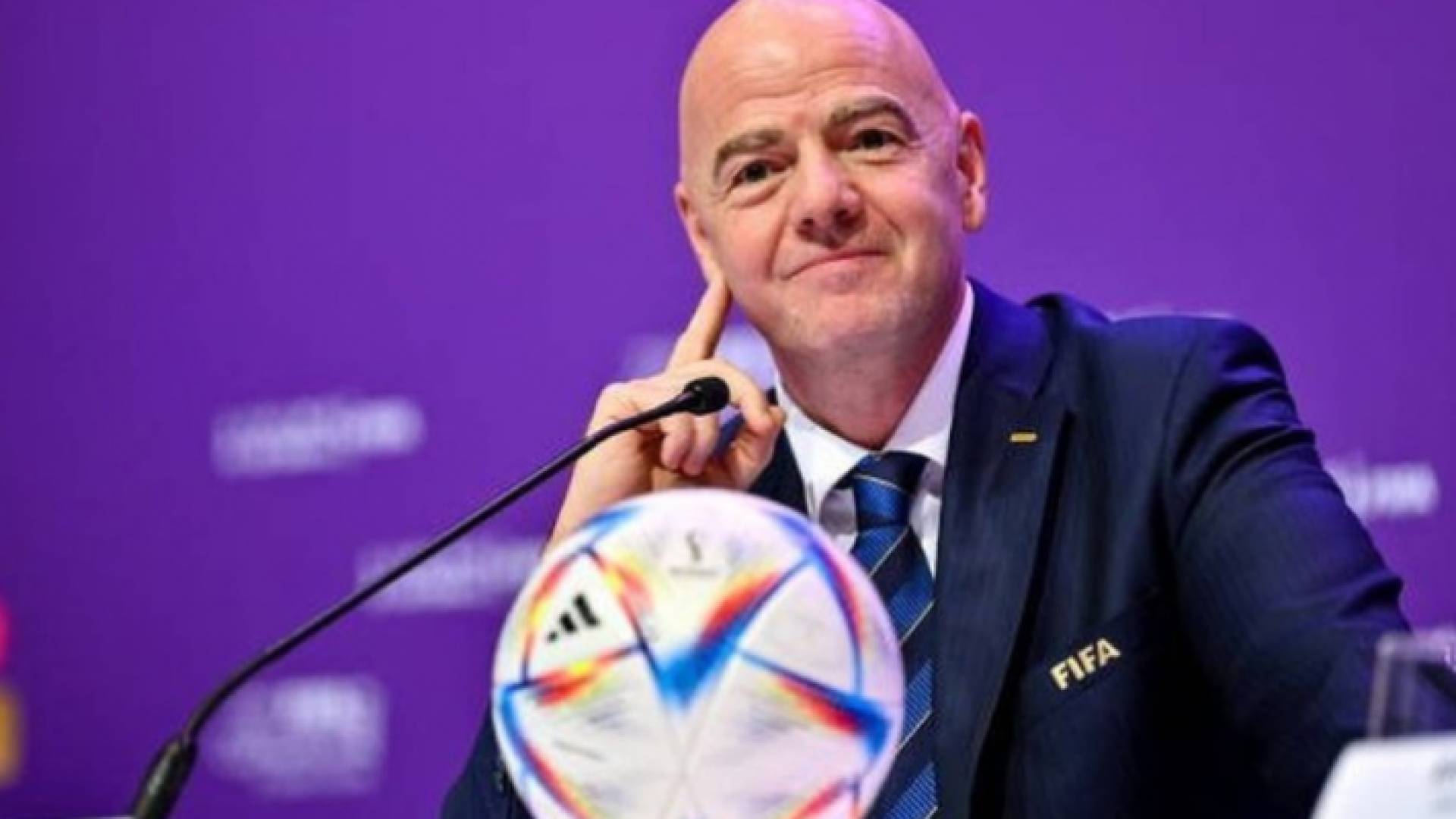 رئيس الاتحاد الدولي لكرة القدم، السويسري جياني إنفانتينو