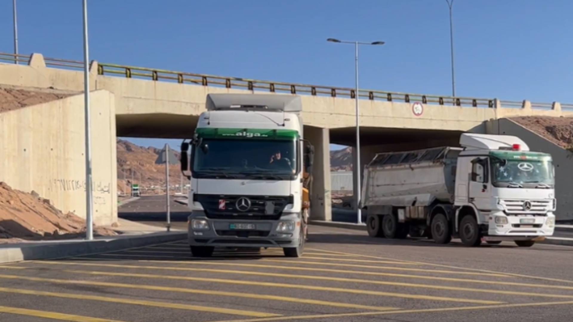 شاحنتان محملتان بالبضائع في ميناء العقبة