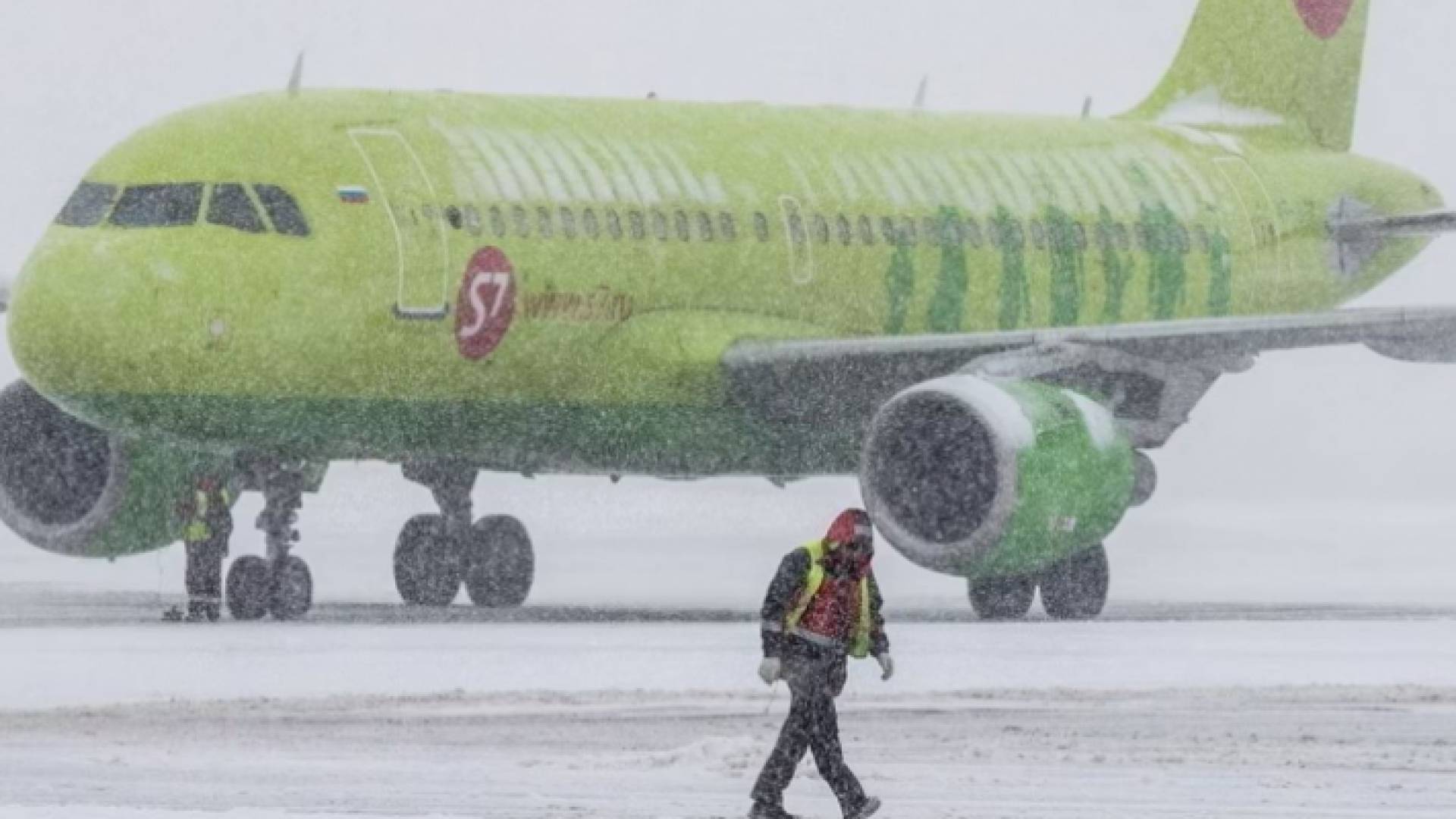 طائرة على مدرج مطار موسكو