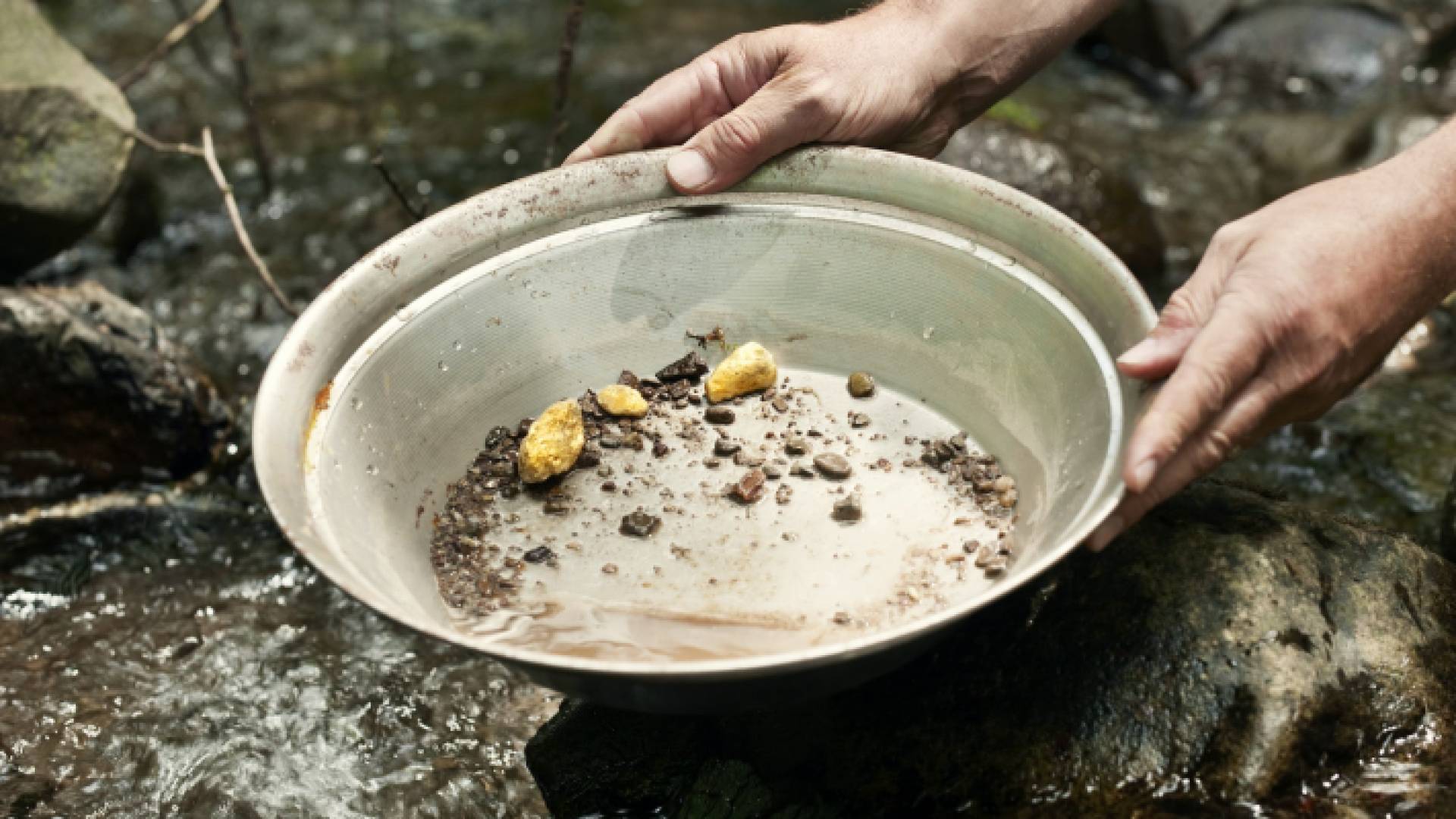 تنقيب عن الذهب - تعبيرية