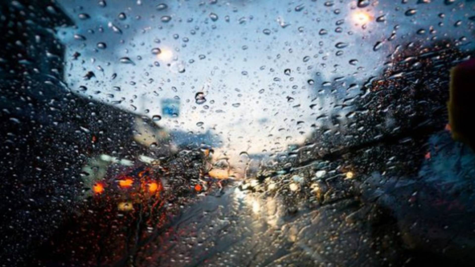 صورة توضيحية لزخات أمطار على زجاج سيارة