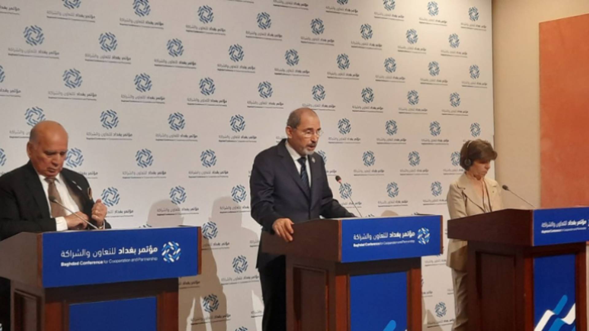 وزير الخارجية أيمن الصفدي (وسط)