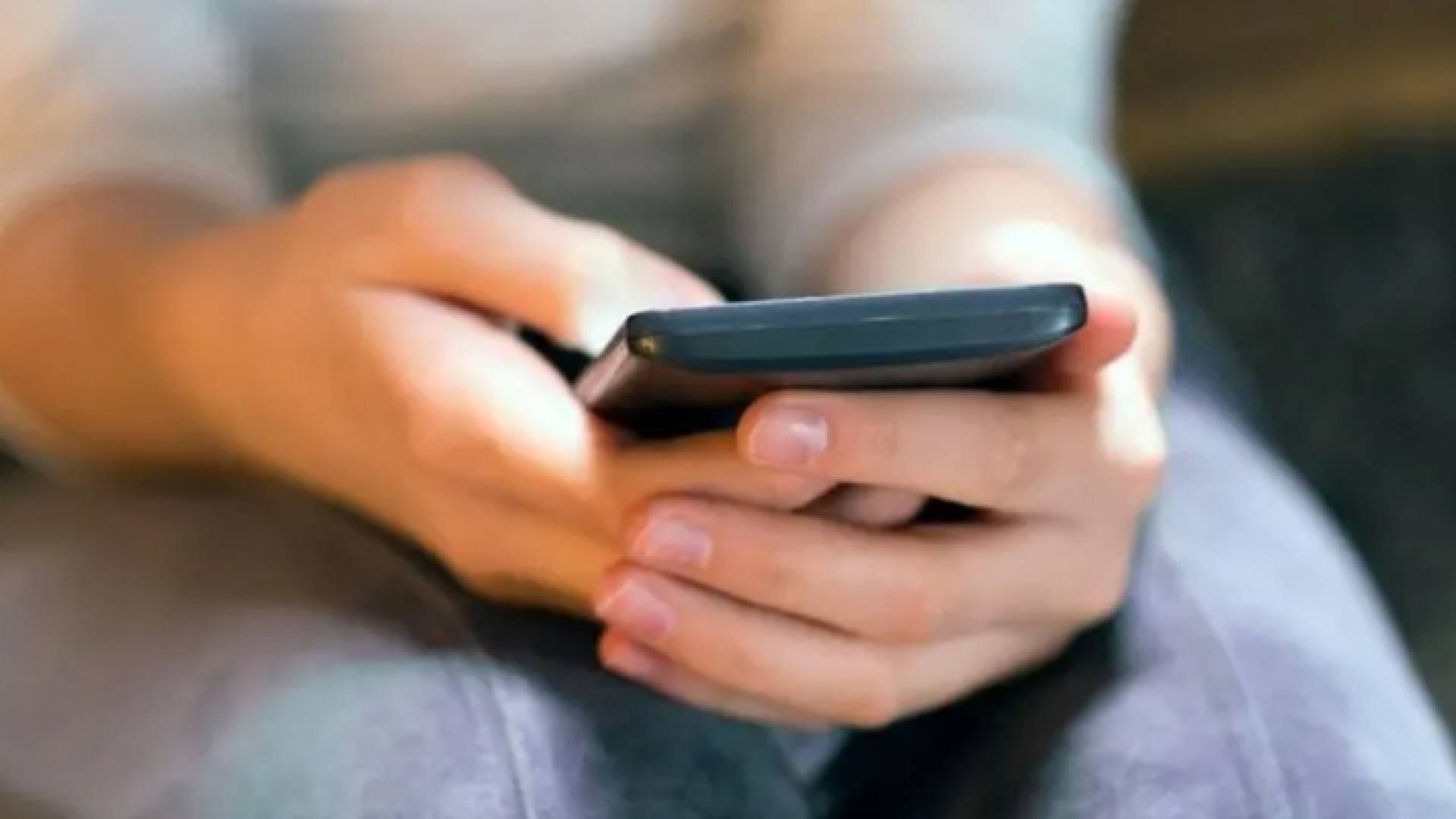 شخص يستخدم الهاتف النقال