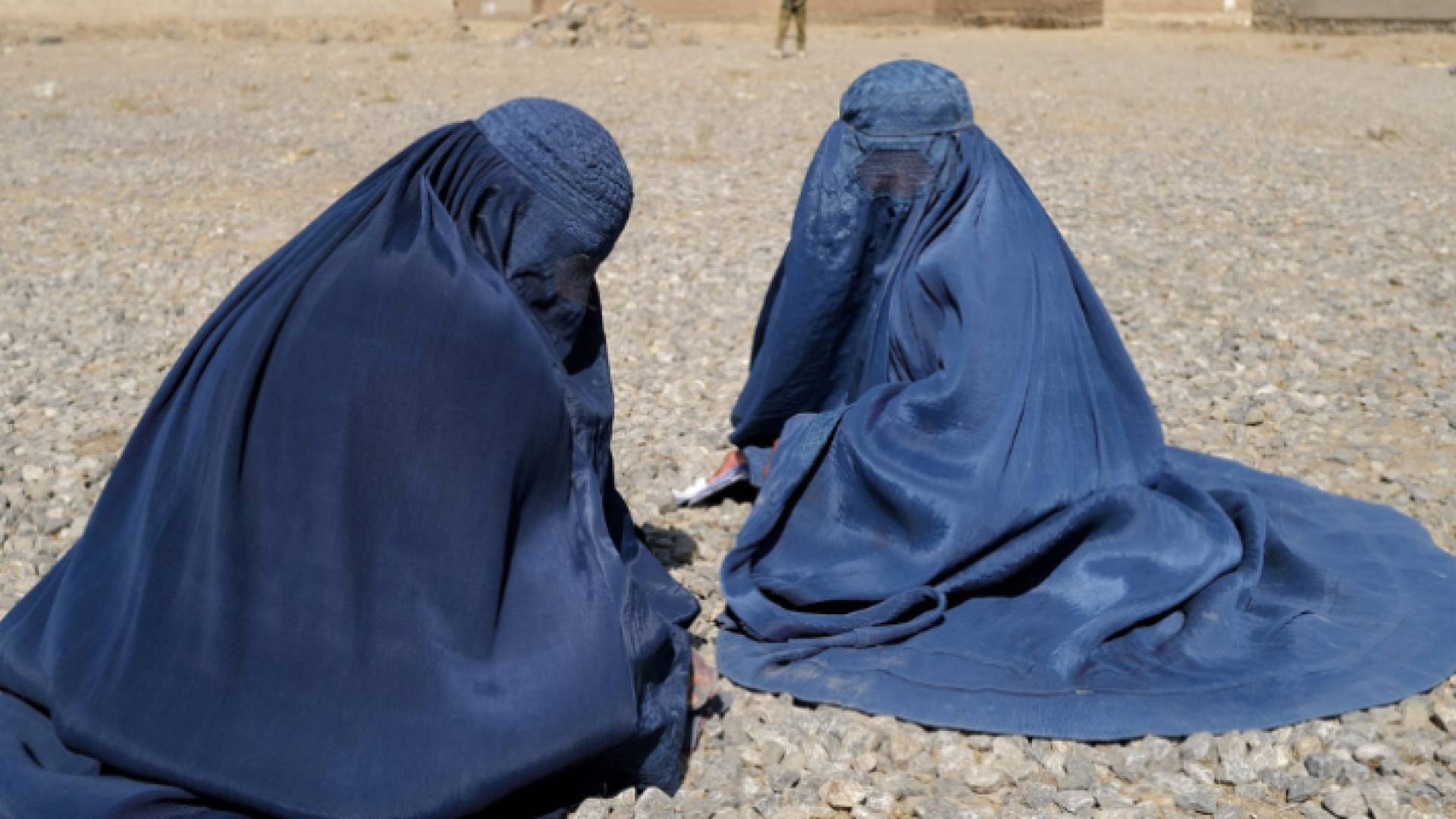 امرأتان أفغانيتان