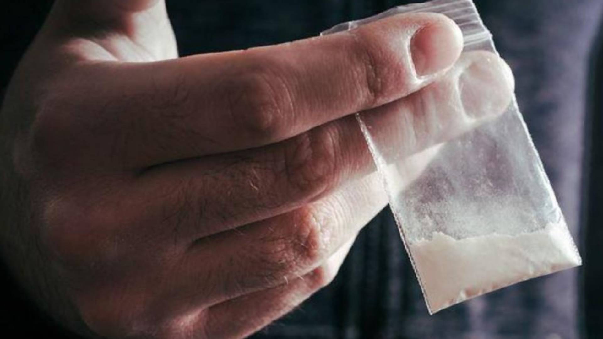 صورة توضيحية لشخص يحمل كيس مخدرات