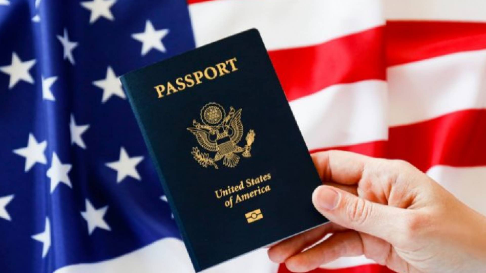 جواز سفر أمريكي وعلم الولايات المتحدة الأمريكية