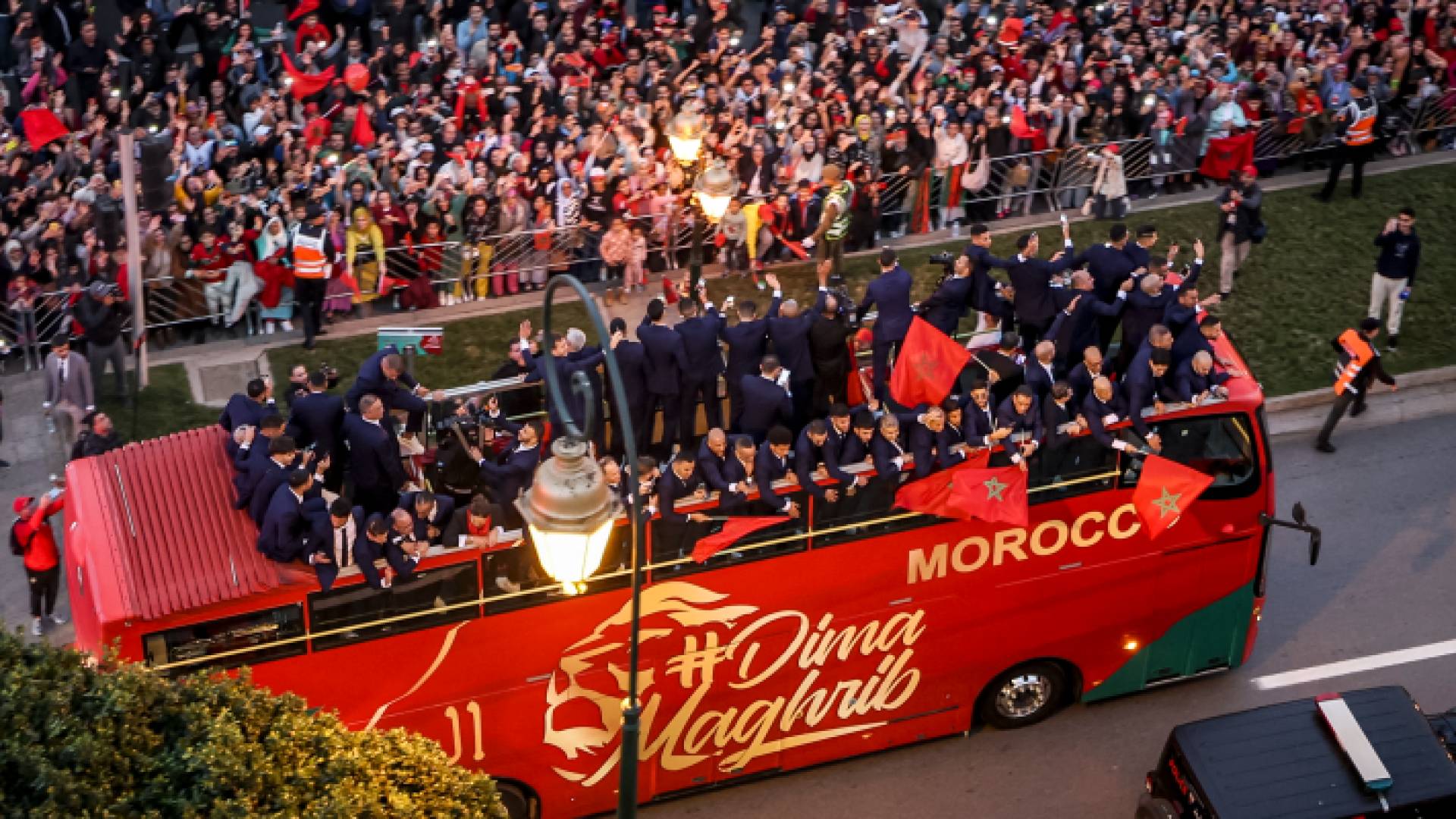 المنتخب المغربي وسط الحشود في العاصمة الرباط