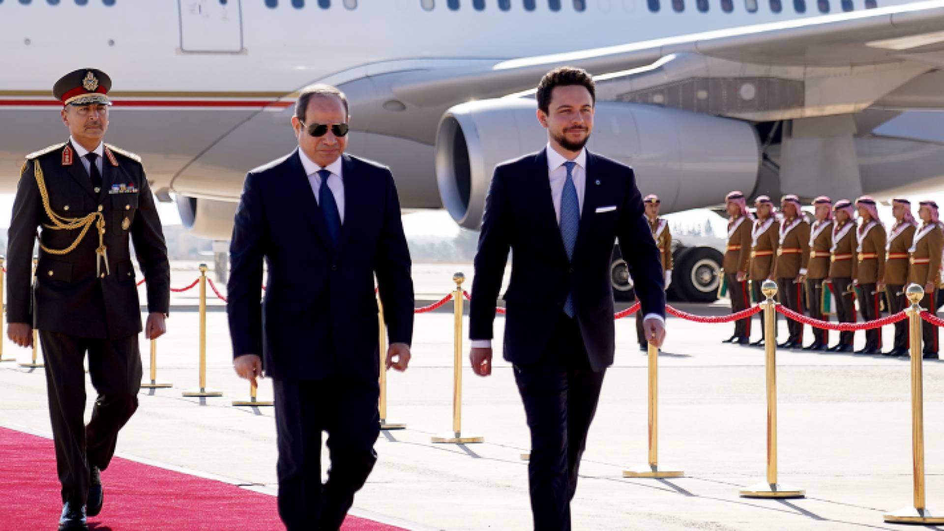 ولي العهد الأمير الحسين بن عبد الله أثناء استقبال الرئيس المصري عبد الفتاح السيسي