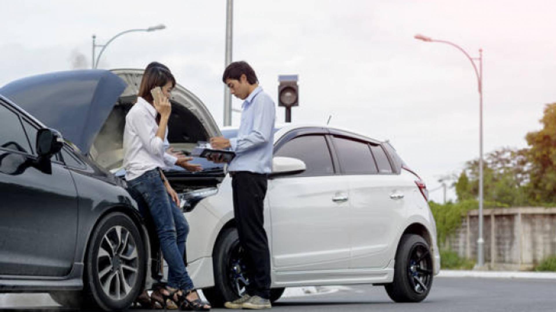 صورة توضيحية لحادث تصادم بين مركبتين