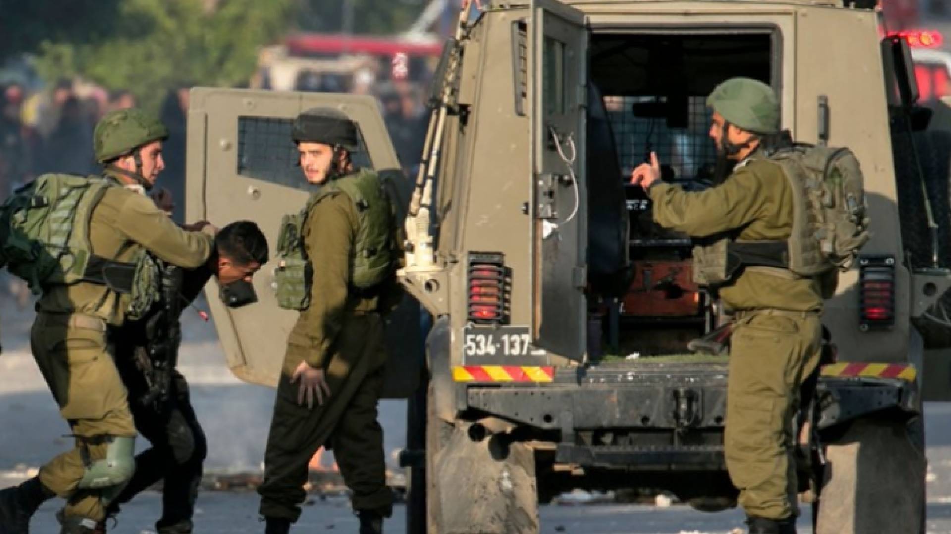 قوات الاحتلال تعتقل فلسطينيا