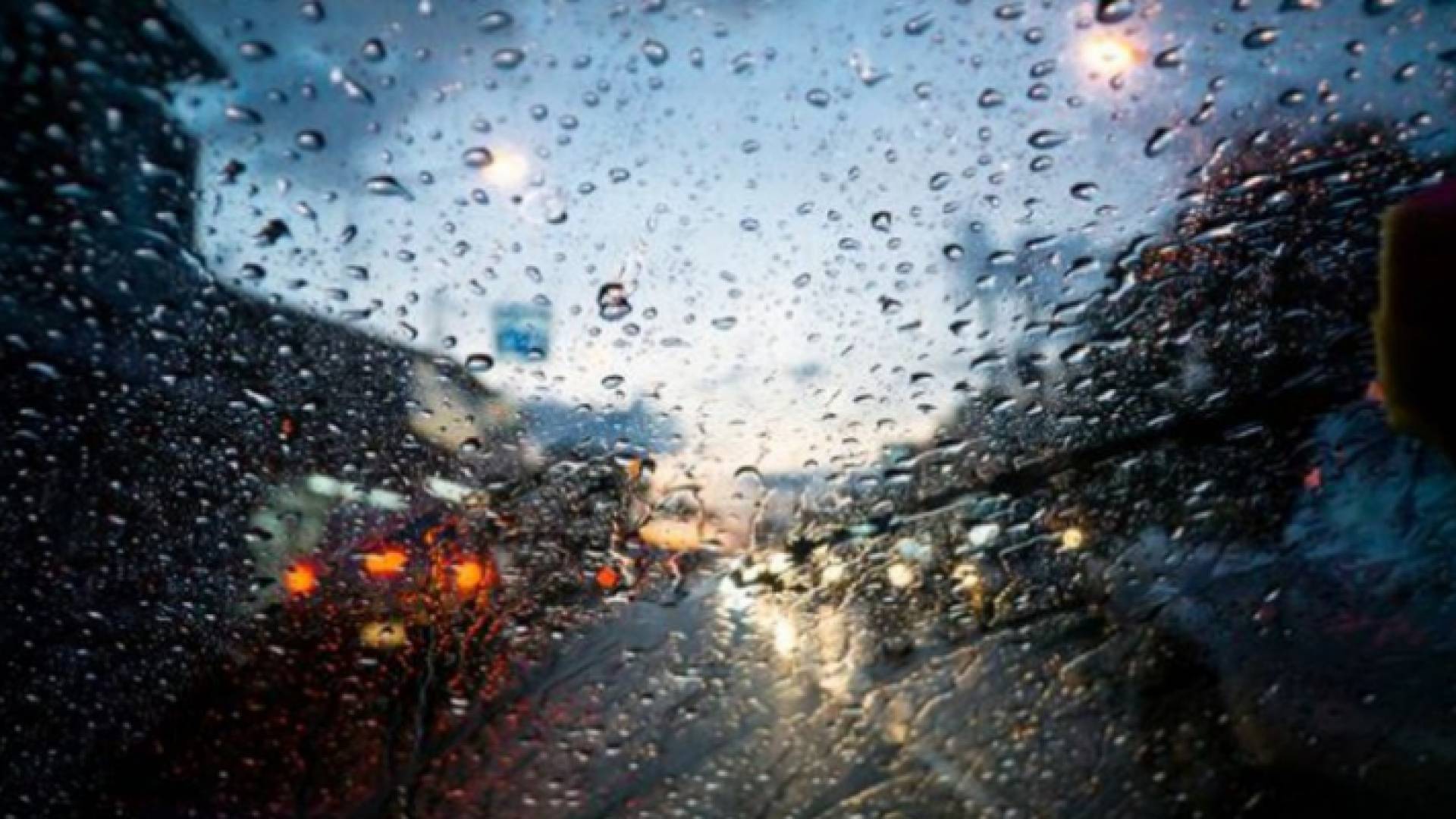 زخات أمطار تتساقط على زجاج مركبة