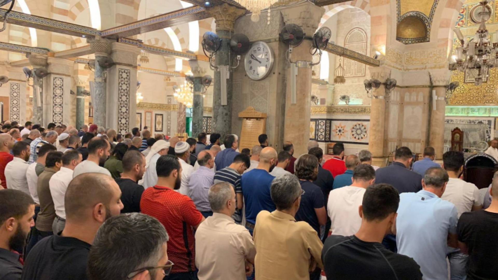 تأدية صلاة الجماعة في أحد مساجد الأردن