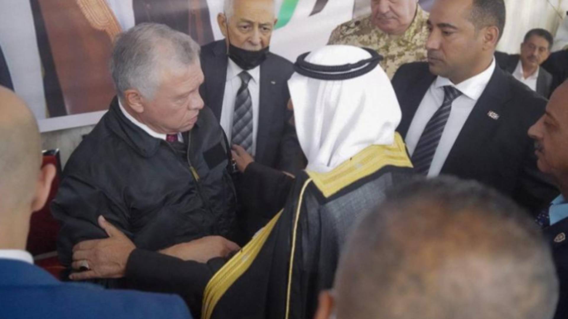 الملك يزور بيت عزاء الشهيد الملازم ثاني معتز النجادا